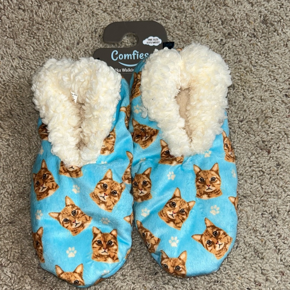 NWT - Comfies Cat Slippers.